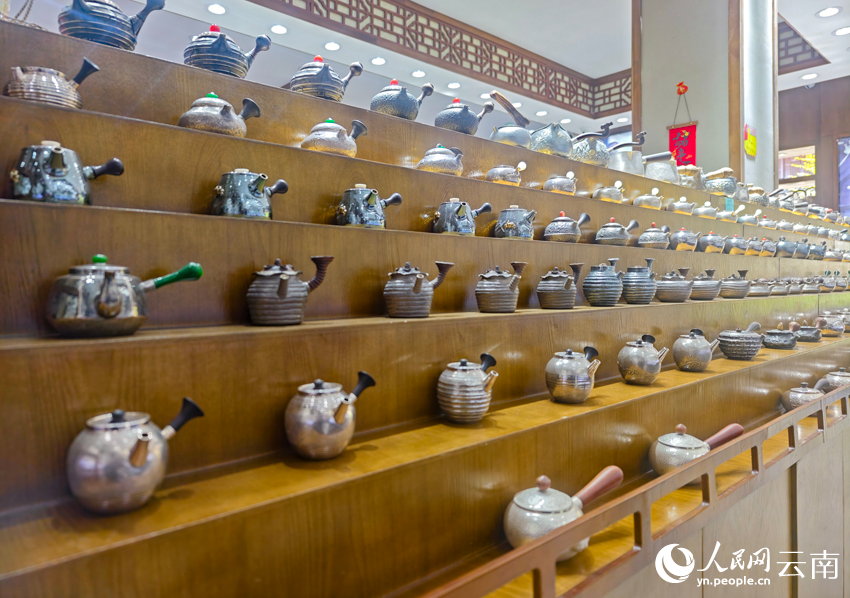 8新华村一家银器店里的各类银器。人民网记者 符皓摄 8新华村一家银器店里的各类银器。人民网记者 符皓摄