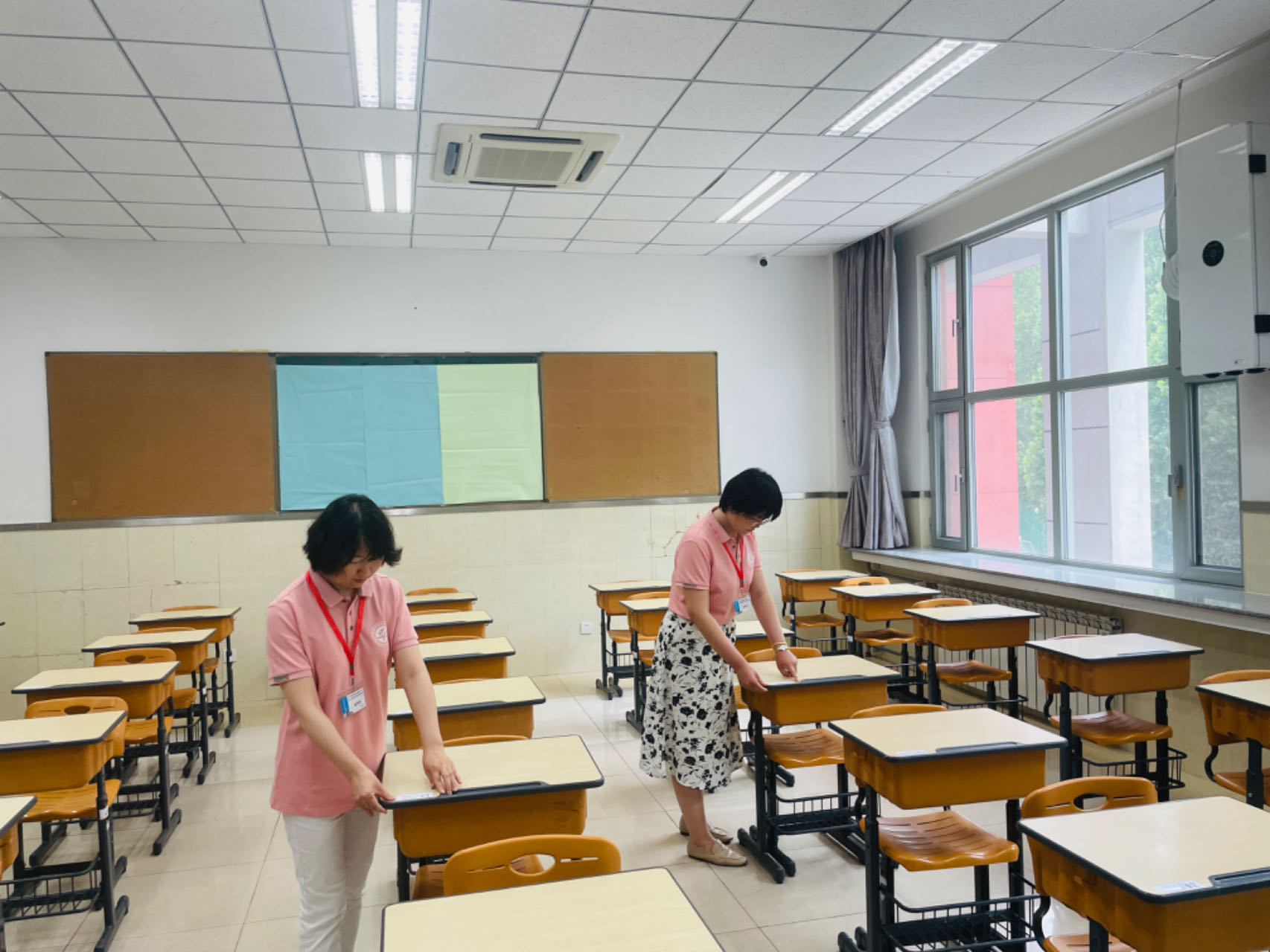 6月6日,北京市海淀区北航实验学校中学部考点内,学校教师做好考前筹备工作。人民网记者 李依环摄