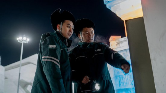 长春市冰雪新天地园区内,长春市双阳区供电公司工作人员正在检查低压配电箱。新华社记者 段续 摄