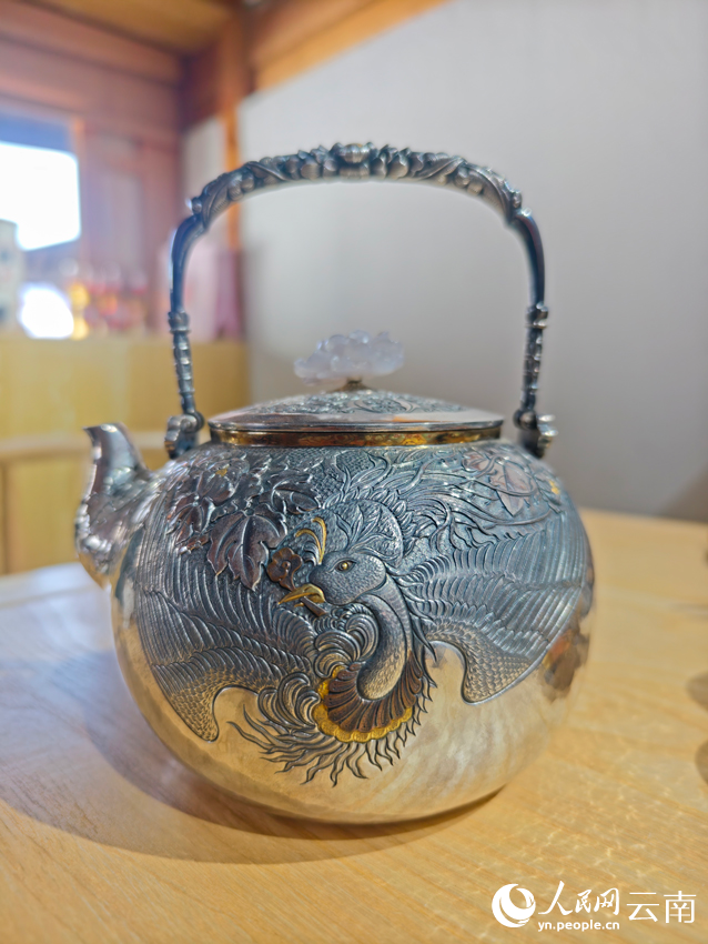 李耀华制作的银壶。人民网记者 符皓摄 李耀华制作的银壶。人民网记者 符皓摄