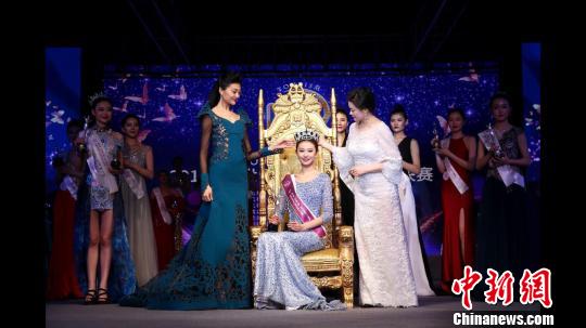 2017世界旅游小姐中国区总决赛29日落幕，河南选手曹灿荣获冠军。　齐建文 摄