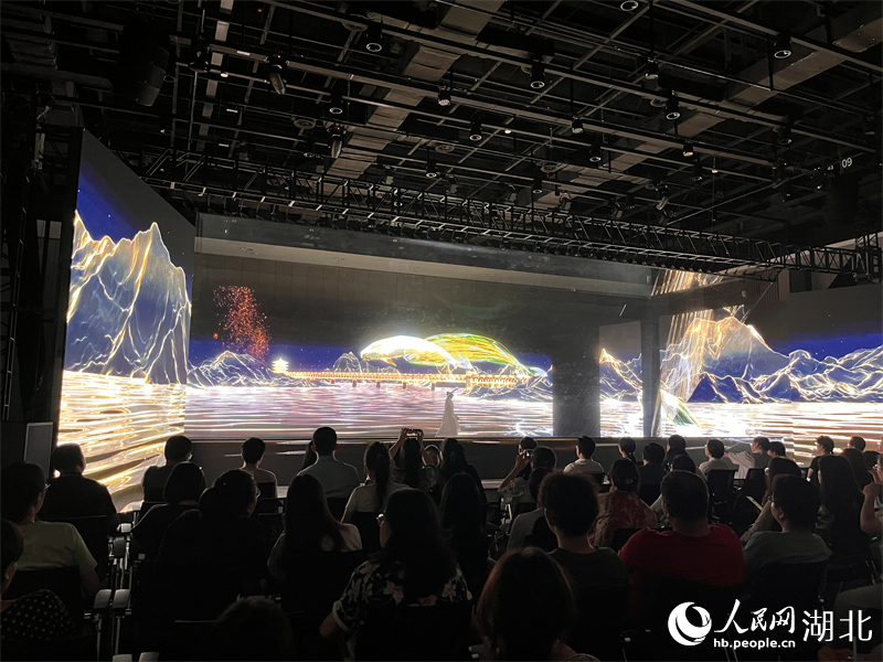 武汉长江大桥、黄鹤楼、江豚等充满荆楚元素画面呈现眼前。人民网记者 张隽摄