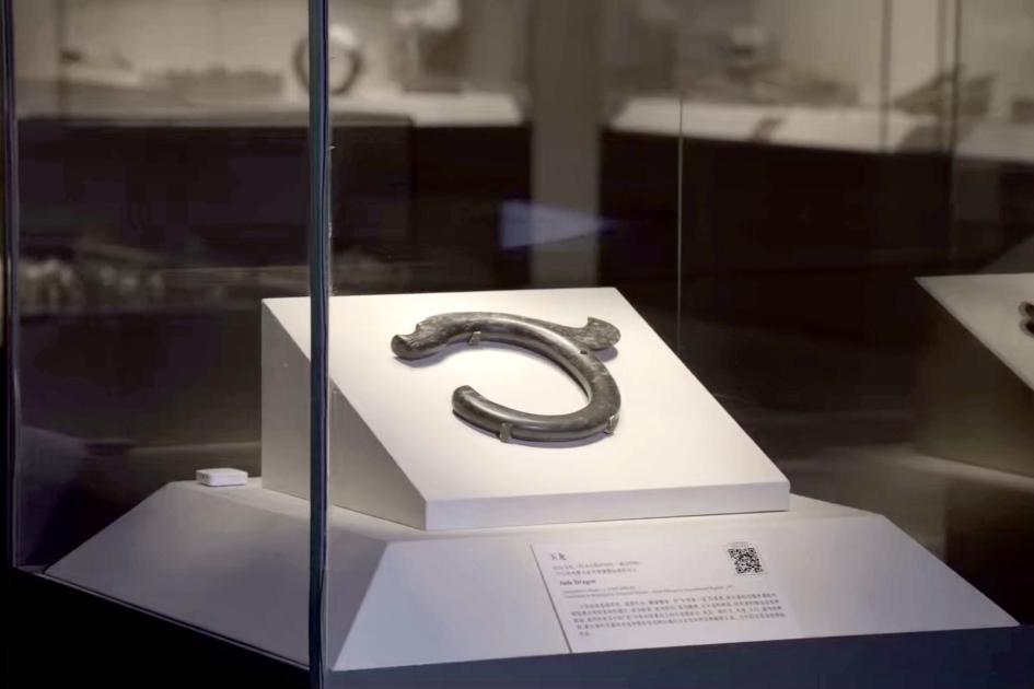 中国国家博物馆内展出的C形玉龙。