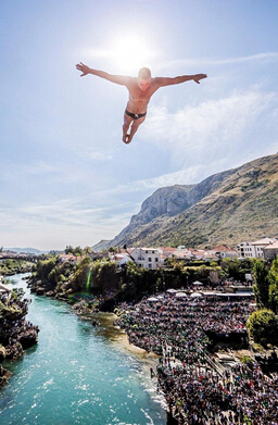 高空跳水选手28米桥顶跃下 惊心动魄-忻州在线 忻州新闻 忻州日报网 忻州新闻网