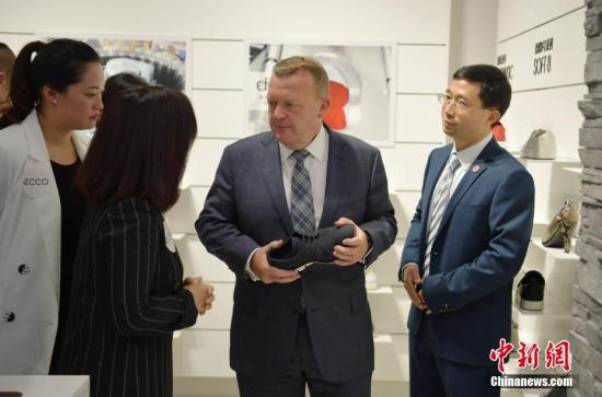 5月2日，丹麦首相拉斯穆森夜逛太古里，走进1963年创立于丹麦的“爱步”鞋类品牌店了解情况。当日，应中国国务院总理李克强邀请，丹麦首相拉斯穆森―行抵达中国成都，开始对中国进行正式访问，拉斯穆森此访系其2015年当选首相以来首次访华，其访问首站就来到四川成都。 <a target='_blank' href='http://www.chinanews.com/' _fcksavedurl='http://www.chinanews.com/'></table>中新社</a>记者 刘忠俊 摄