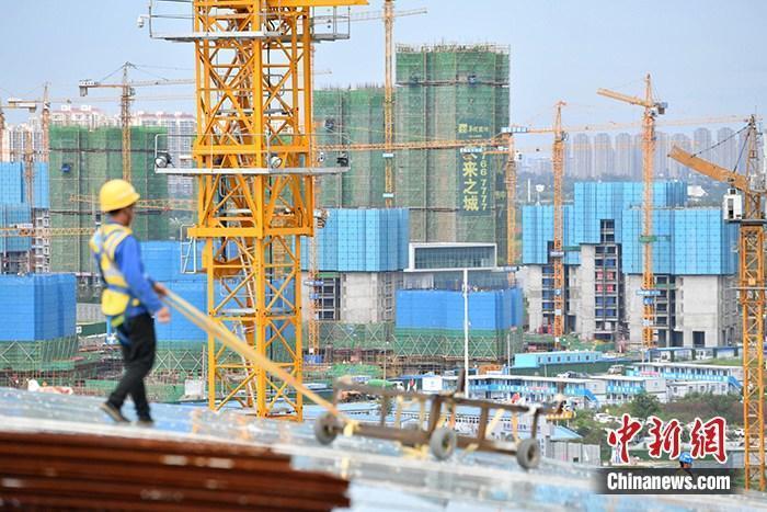 资料图：一在建楼盘工地工人正在忙碌。 <a target='_blank' href='/'>中新社</a>记者 张浪 摄