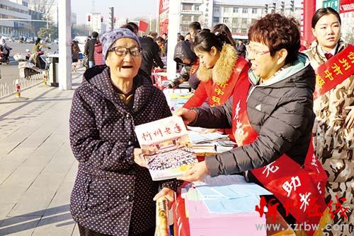 忻州市老龄办街头宣传《山西省实施〈老年法〉