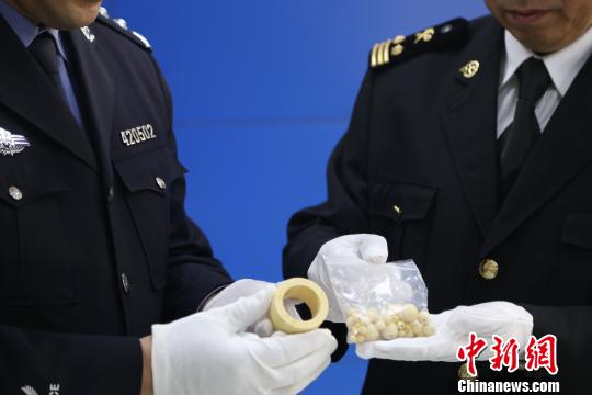 海关工作人员查获象牙制品。 鲍晓康 摄 海关工作人员查获象牙制品。 鲍晓康 摄