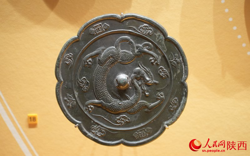 唐代·千秋龙纹镜。人民网记者 李志强摄