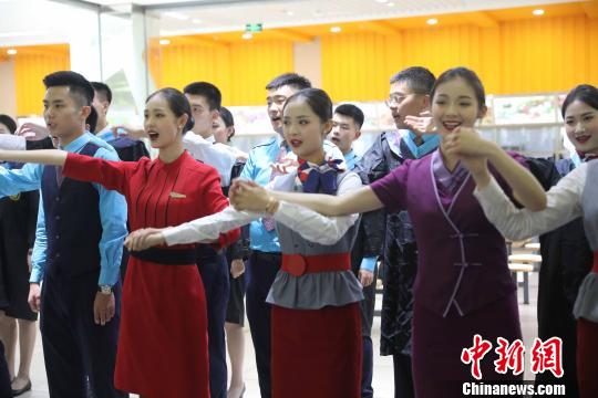 四川西南航空学院毕业快闪活动现场。　钟欣 摄