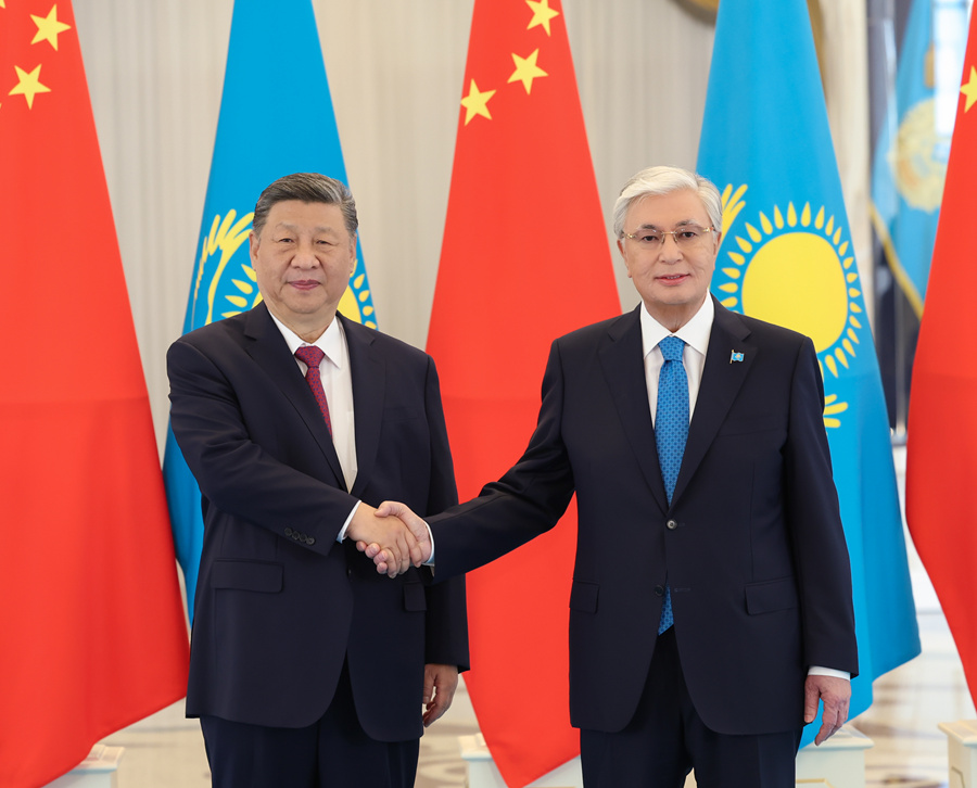 当地时间6月16日下午,哈萨克斯坦总统托卡耶夫同中国国家主席习近平在阿斯塔纳总统府举行会谈。 当地时间6月16日下午,哈萨克斯坦总统托卡耶夫同中国国家主席习近平在阿斯塔纳总统府举行会谈。