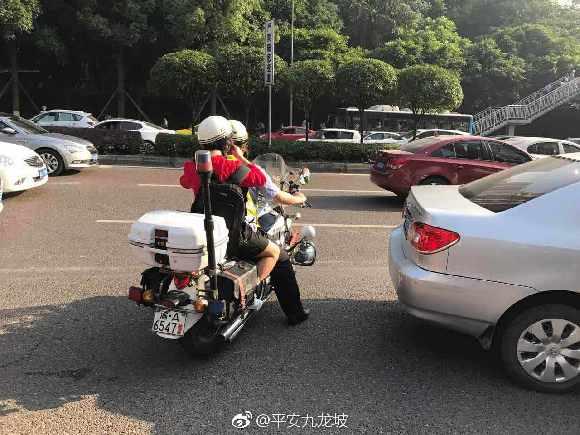 忘带全班准考证民警“逆行闯灯”取回 网友:没事就好 忘带全班准考证民警“逆行闯灯”取回 网友:没事就好