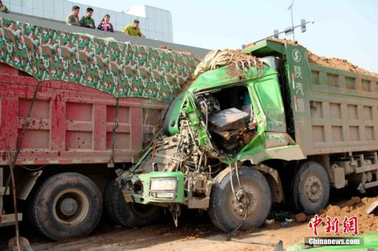 资料图：渣土车追尾事故。张一辰 摄