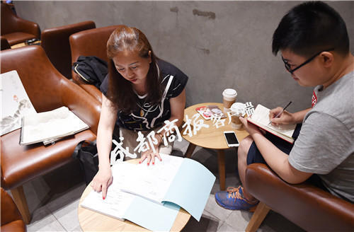 母亲自编“教材” 将两个孩子送进名校