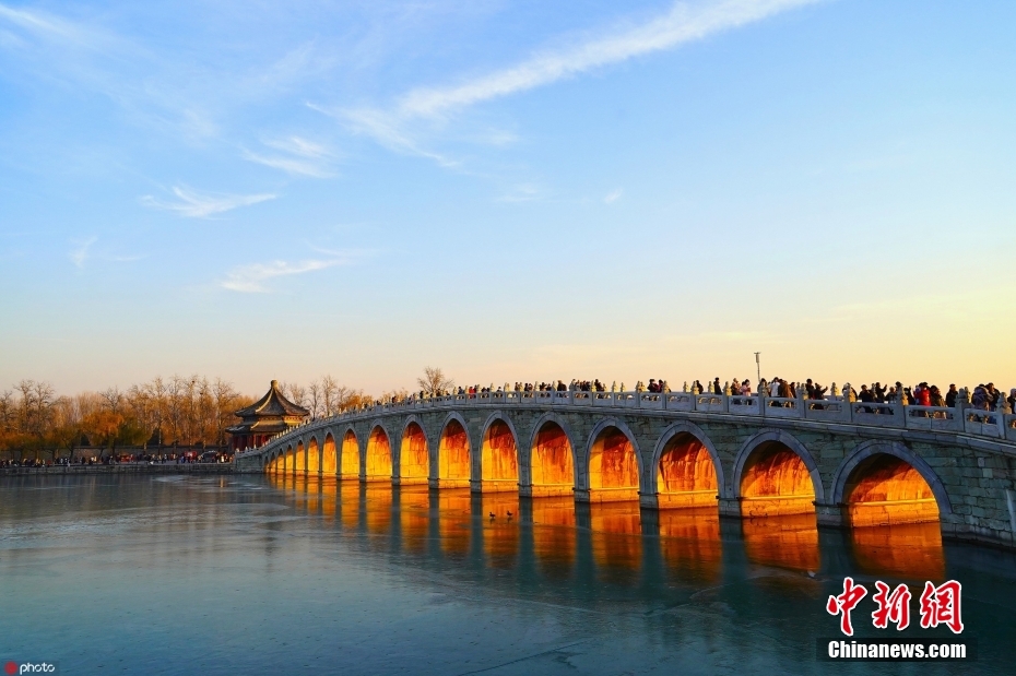 北京颐和园十七孔桥现“金光穿洞”美景