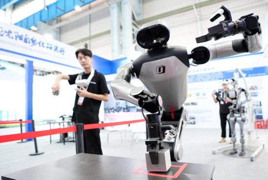 9月5日,在沈阳的2025全球工业互联网大会的展览区现场,中国科学院沈阳自动化研究所的机器人工程师在调试具身智能操作系统。新华社记者 李钢 摄