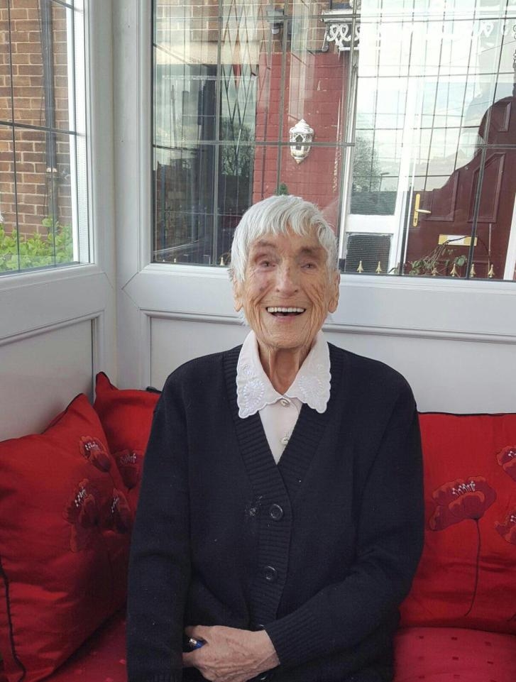 97岁老人五世同堂,子女孙子重孙玄孙共166人