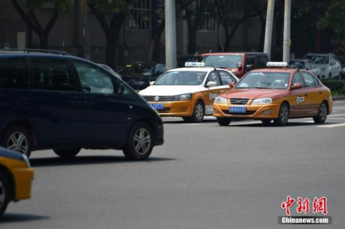 资料图：行驶在路上的传统出租车。<a target='_blank' href='http://www.chinanews.com/' _fcksavedurl='http://www.chinanews.com/' ></table>中新网</a>记者 金硕 摄