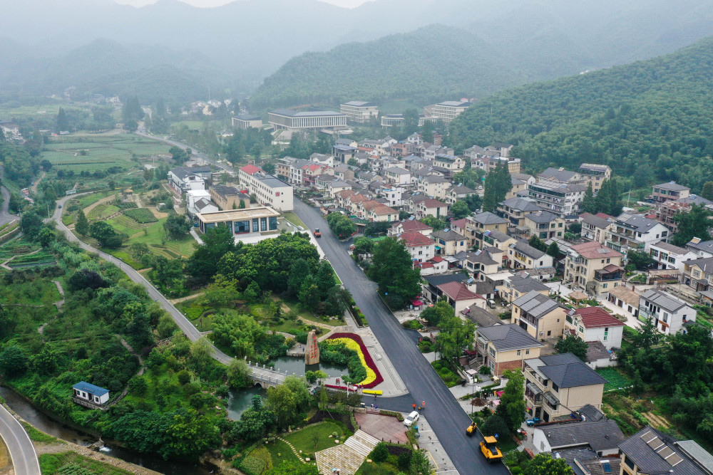 空中俯瞰浙江省安吉县天荒坪镇余村(2020年7月28日摄,无人机照片)。 空中俯瞰浙江省安吉县天荒坪镇余村(2020年7月28日摄,无人机照片)。