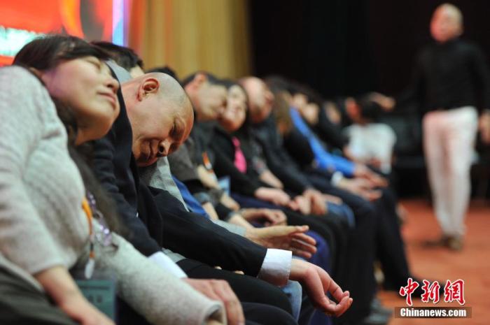 资料图：民众在专业催眠师的引导下睡觉，释放压力。<a target='_blank' href='/'>中新社</a>发 韦亮 摄
