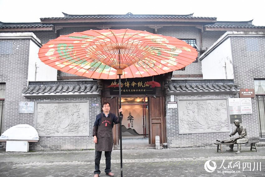 毕六福和他的“龙凤呈祥”。人民网记者 郭莹摄 毕六福和他的“龙凤呈祥”。人民网记者 郭莹摄