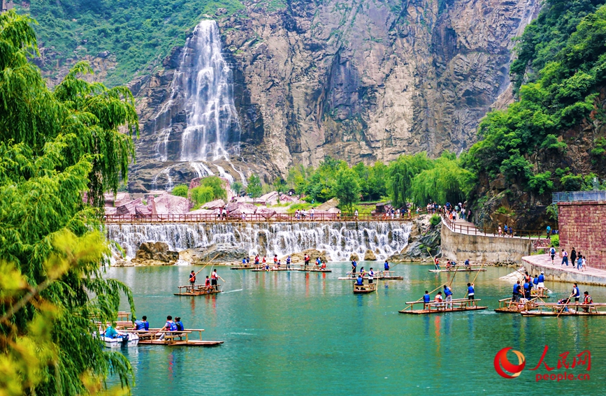 泛舟水上,成为酷热夏季的一个避暑良方。人民网记者 王佩摄