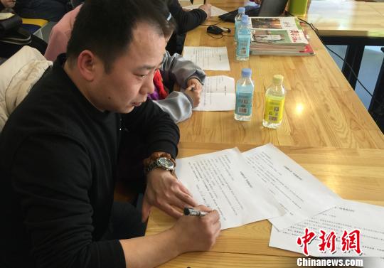 兰州一小学爸爸与孩子签“公约”约定父爱不缺位(图)