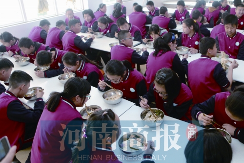 郑州一中学开设“烩面课” 学生“逼迫”老师拖堂