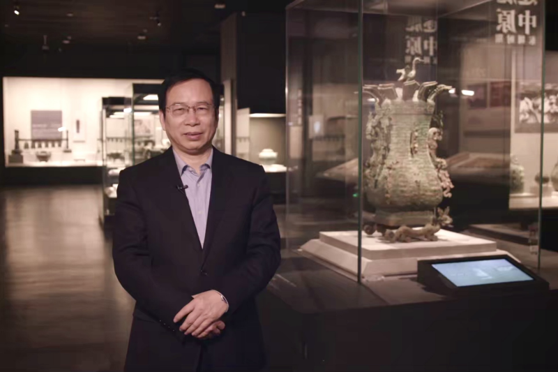 河南博物院院长马萧林介绍莲鹤方壶。