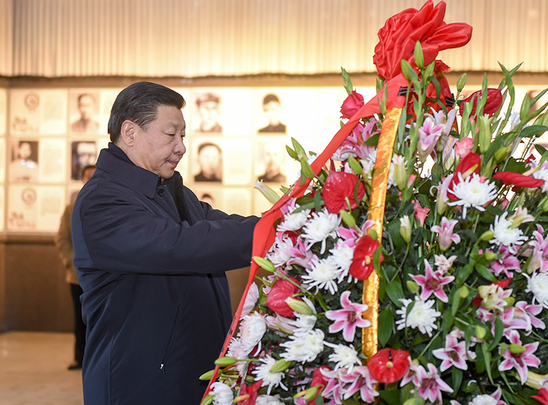 这是2016年2月2日,习近平在井冈山革命烈士陵园向革命烈士敬献花篮。