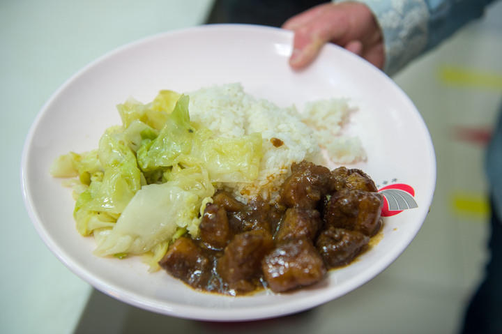 高校食堂卖“两元盖浇饭” 12年不涨价