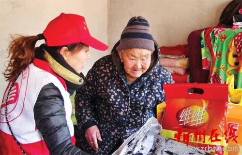五台县青年志愿者看望孤寡老人-忻州在线 忻