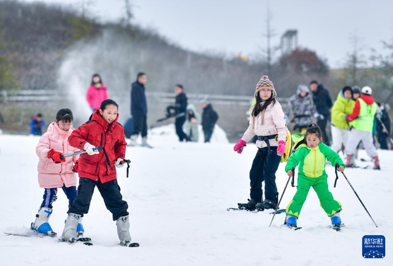 2月23日,滑雪爱好者在贵阳市高坡云顶滑雪场滑雪。新华社记者 杨文斌摄