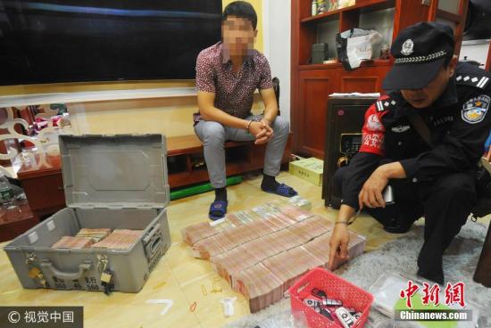 广西南宁警方8月21日通报，当地近日成功侦破涉案金额15.19亿元人民币的特大传销案件。图为当场缴获的成捆现金。 图片来源：视觉中国