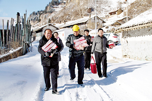 宁武县部分乡镇的第一书记扶贫济困-忻州在