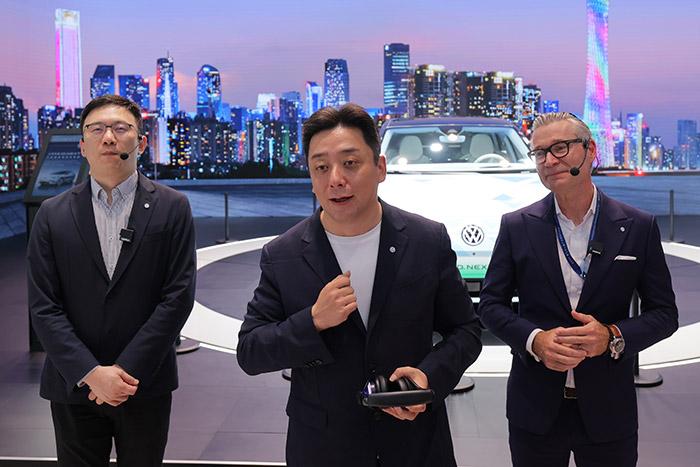 11月17日，上汽大众汽车有限公司销售与市场执行副总经理、上海上汽大众汽车销售有限公司总经理俞经民(中间)参加广州车展展台活动。 上汽大众 供图