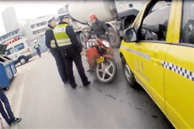 交巡警发现张师傅还是酒驾。 本报记者 甘侠义 摄