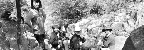 近日,资深驴友随哥组织驴友到济南仲宫太甲山游玩。图为驴友正在山路上休息。随哥供图
