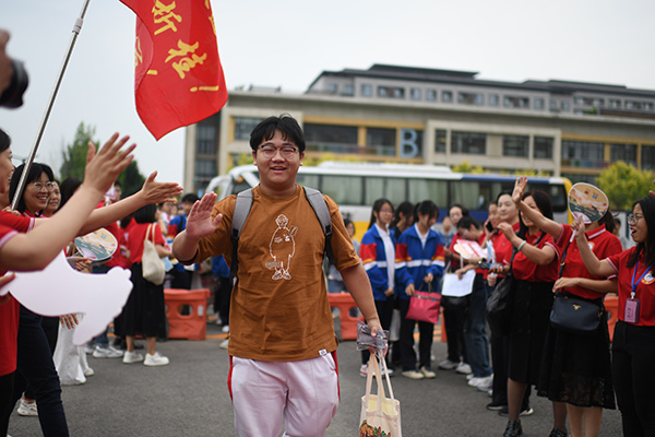 6月7日,在北京市人大附中通州校区考点,考生与送考老师击掌加油。人民网记者 翁奇羽摄