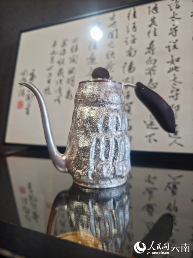 李杰加工制作的银壶。人民网记者 符皓摄 李杰加工制作的银壶。人民网记者 符皓摄