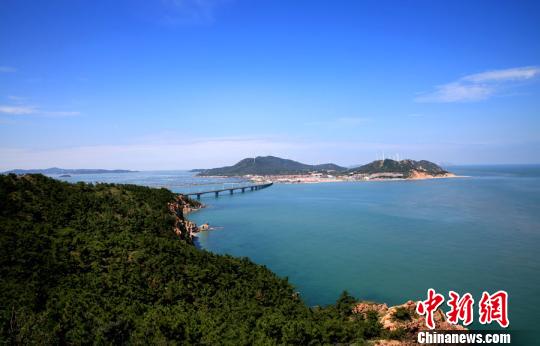 烟台环境优美、气候宜人，遍布的海水浴场、滨海观光景点为游艇帆船产业发展创造了条件。(资料图) 杨兵 摄