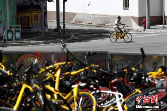 上海现共享单车“坟墓” 堆积如山场面壮观。 张亨伟 摄