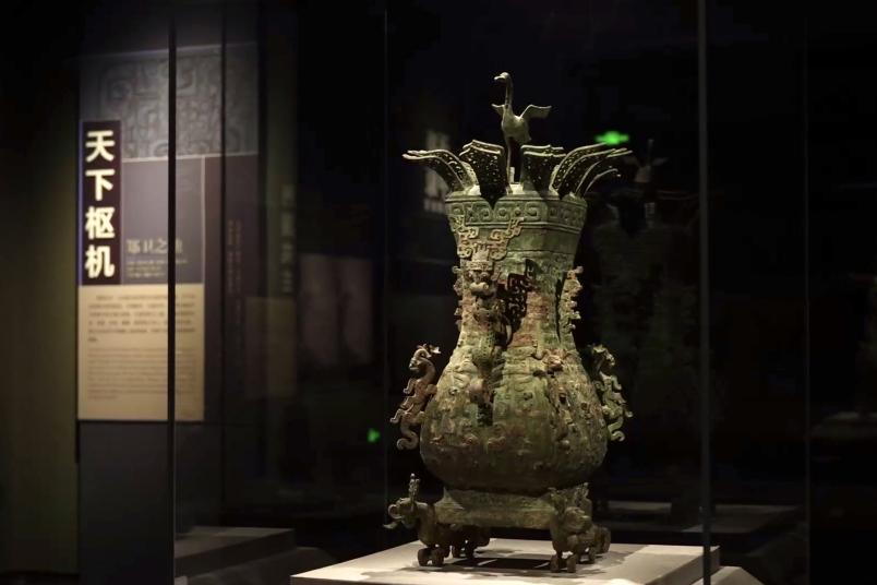 河南博物院中陈列的莲鹤方壶。