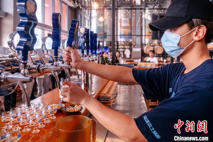 图为百威雪津啤酒莆田基地工作人员正在打酒。　李南轩 摄