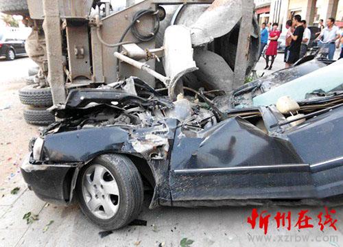 混凝土罐车压扁小轿车-忻州在线 忻州新闻 忻州