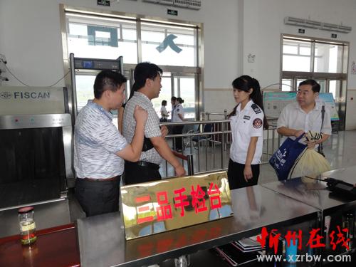 铁路安检专业队伍亮相宁武火车站
