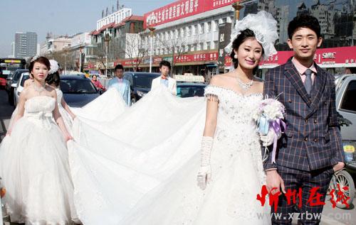 模特走婚纱_动漫婚纱情侣头像