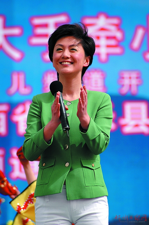 央视主持人海霞老公_央视主持人海霞收入