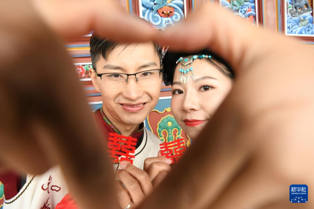 (新华社发 赵庆祖 摄)5月20日,在河南省洛阳市上阳宫,参加公益集体