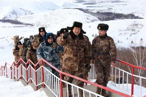 2014年1月26日上午,习近平来到内蒙古边防某团三角山哨所,看望正在执勤的战士。新华社记者 李刚 摄